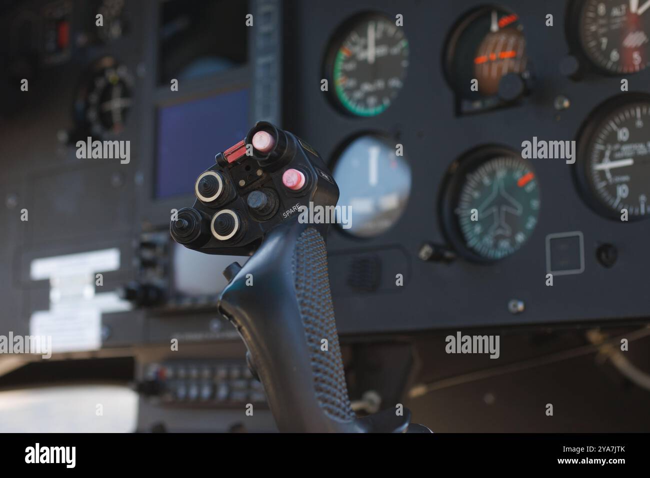 Joystick per controllare l'elicottero. Cabina di pilotaggio con elementi di controllo del volo e display multifunzione in un elicottero i-ULYA Foto Stock