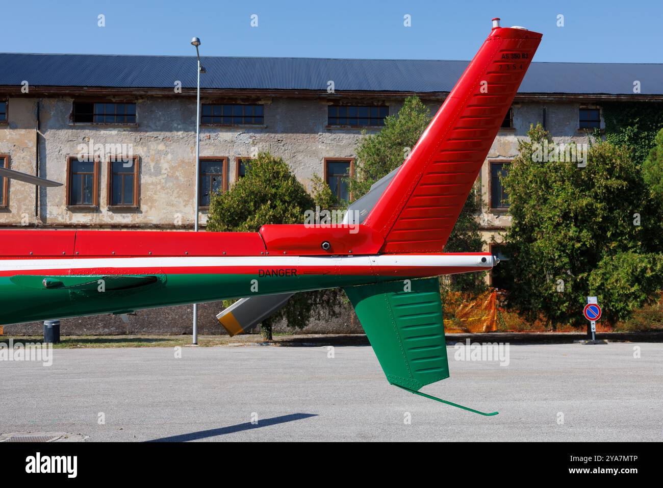 La coda di un elicottero italiano rosso e verde . Elica sulla coda di un elicottero bimotore multiuso rosso. Foto Stock