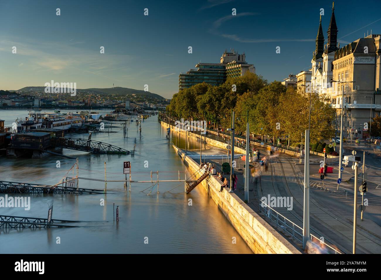 Budapest, Ungheria - 22 settembre 2024: Vista della città allagata dal ponte Elisabetta. Foto Stock