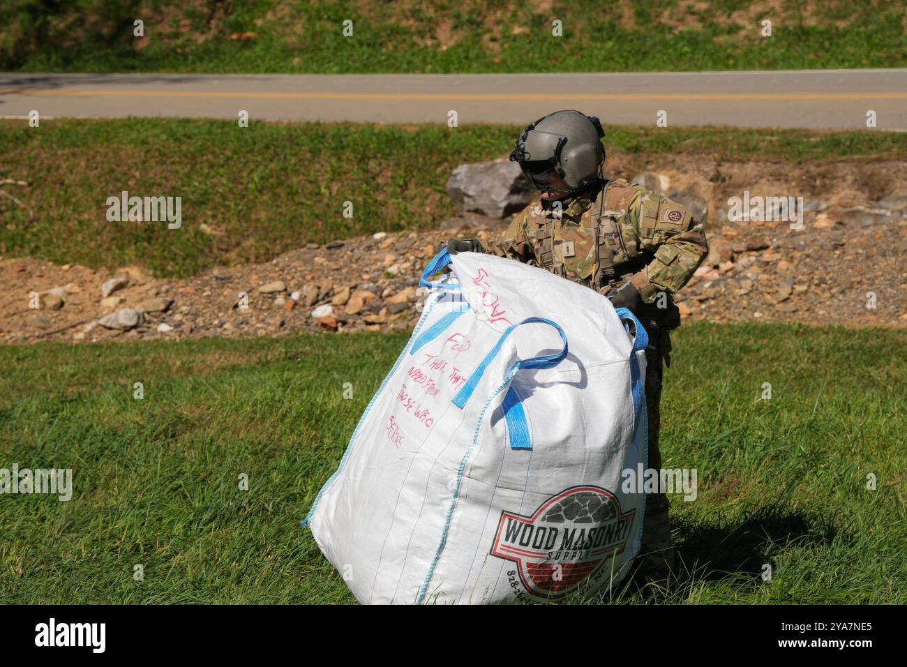 Hendersonville, Stati Uniti. 10 ottobre 2024. I soldati dell'esercito degli Stati Uniti con la 82nd Airborne Division, scaricano abiti caldi per i sopravvissuti da un elicottero Chinook in seguito all'uragano Helene, 10 ottobre 2024 a Hendersonville, Carolina del Nord. Credito: SSgt. Julius Harris/US Army Photo/Alamy Live News Foto Stock