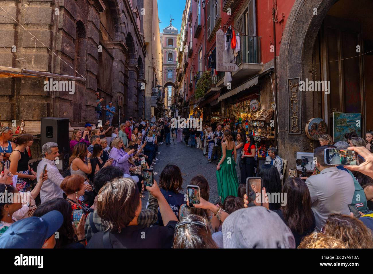 Napoli, Italia - 23 maggio 2024: La folla si riunisce per una sfilata di moda a Napoli: Telefoni e fotocamere pronti. Foto Stock