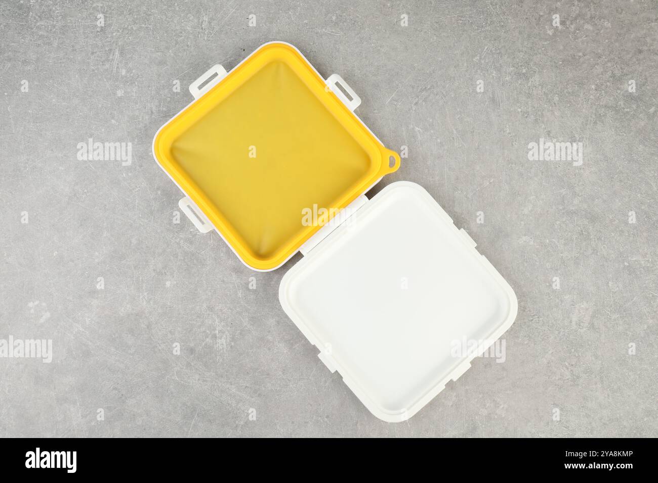 Scatola sandwich vuota in plastica su tavolo grigio chiaro, vista dall'alto Foto Stock