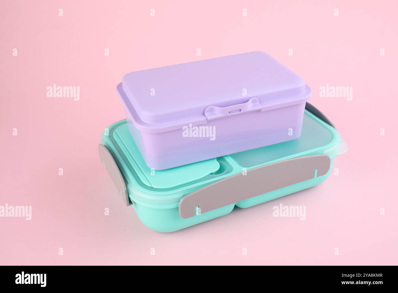 Due portavivande in plastica su sfondo rosa chiaro Foto Stock