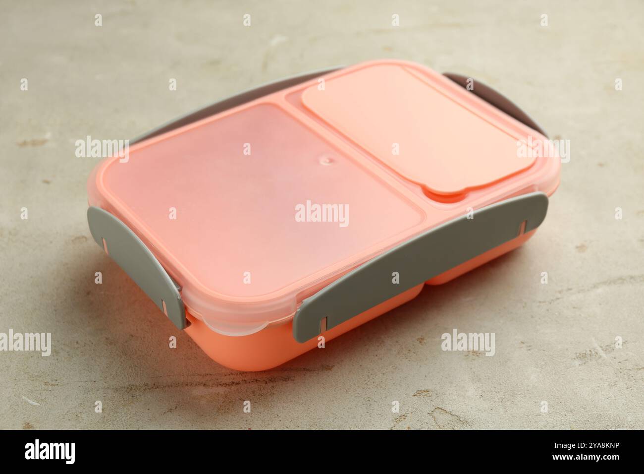 Un cestino da pranzo di plastica sul tavolo grigio, primo piano Foto Stock