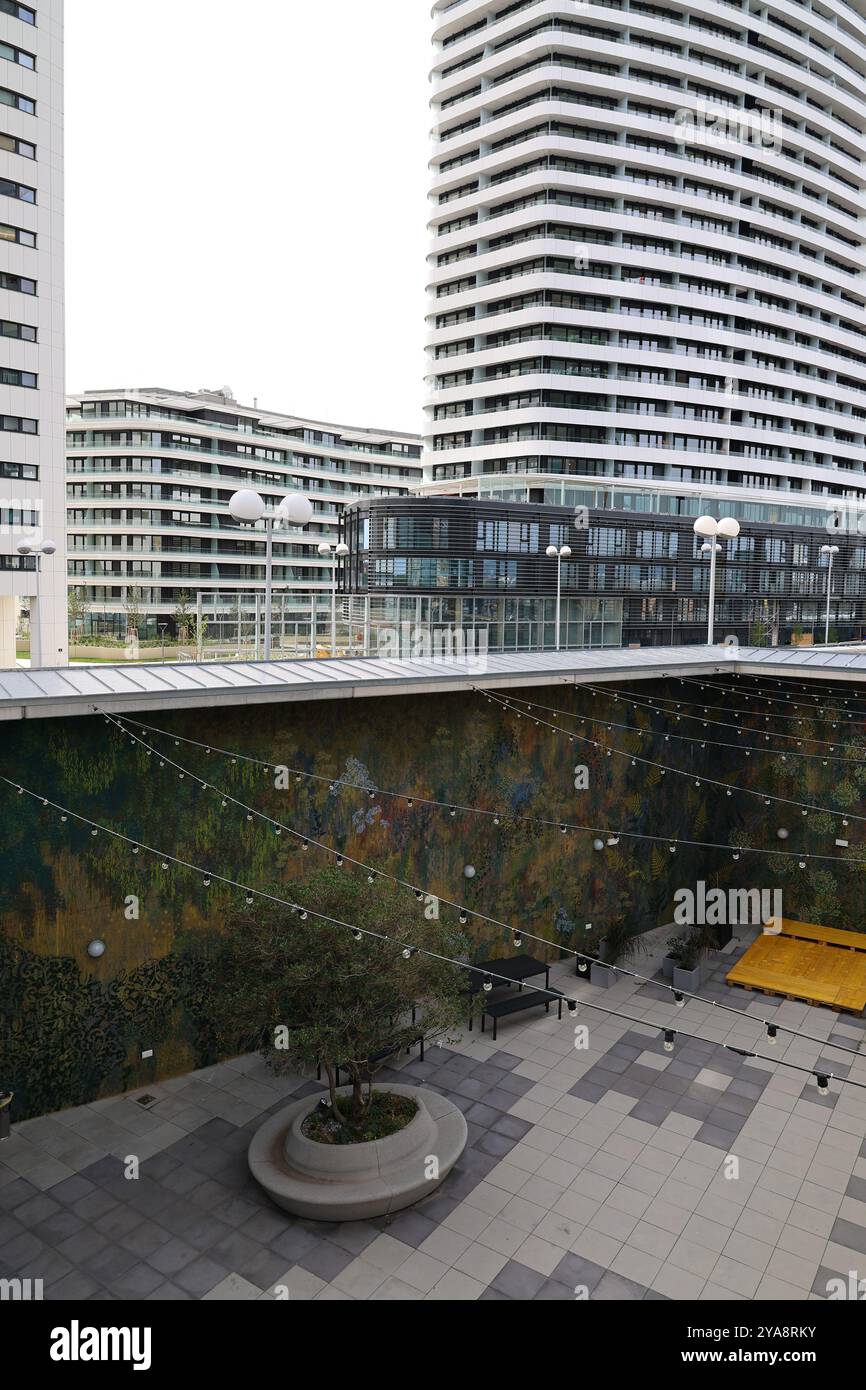 Lichthof. cortile leggero. Hochhaus. grattacielo. albero. Baum. Architetto. architettura. moderno. edificio bianco. weisses Haus. geometria. Geometria. Foto Stock