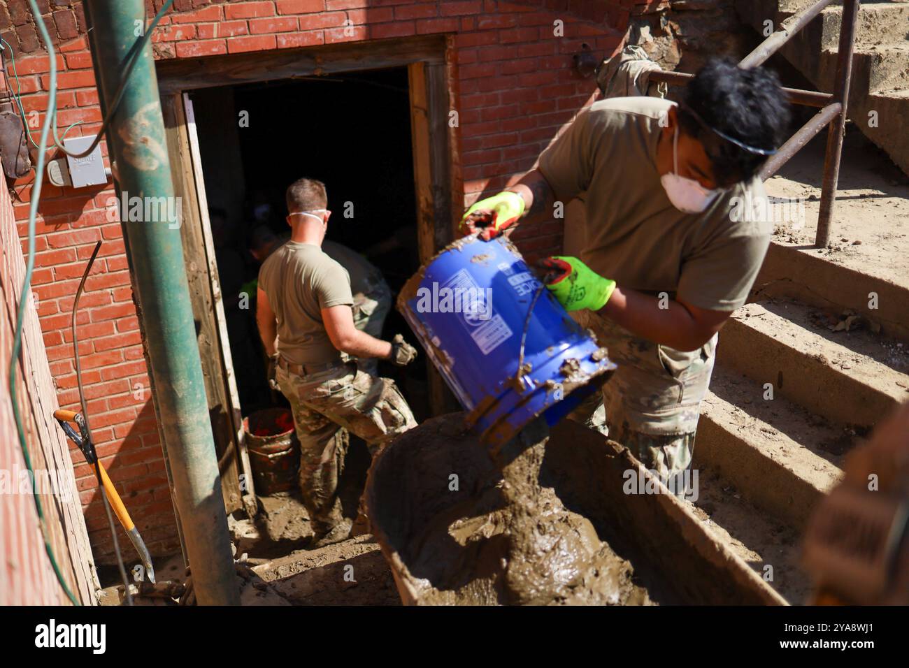 Marshall, Stati Uniti. 8 ottobre 2024. U. I soldati dell'esercito della 101st Airborne Division aiutano a rimuovere il fango da una casa durante la pulizia in seguito alle inondazioni causate dall'uragano Helene, 8 ottobre 2024 a Marshall, Carolina del Nord. Credito: SSgt. Cory Reese/Stati Uniti Army Corps of Engineers/Alamy Live News Foto Stock
