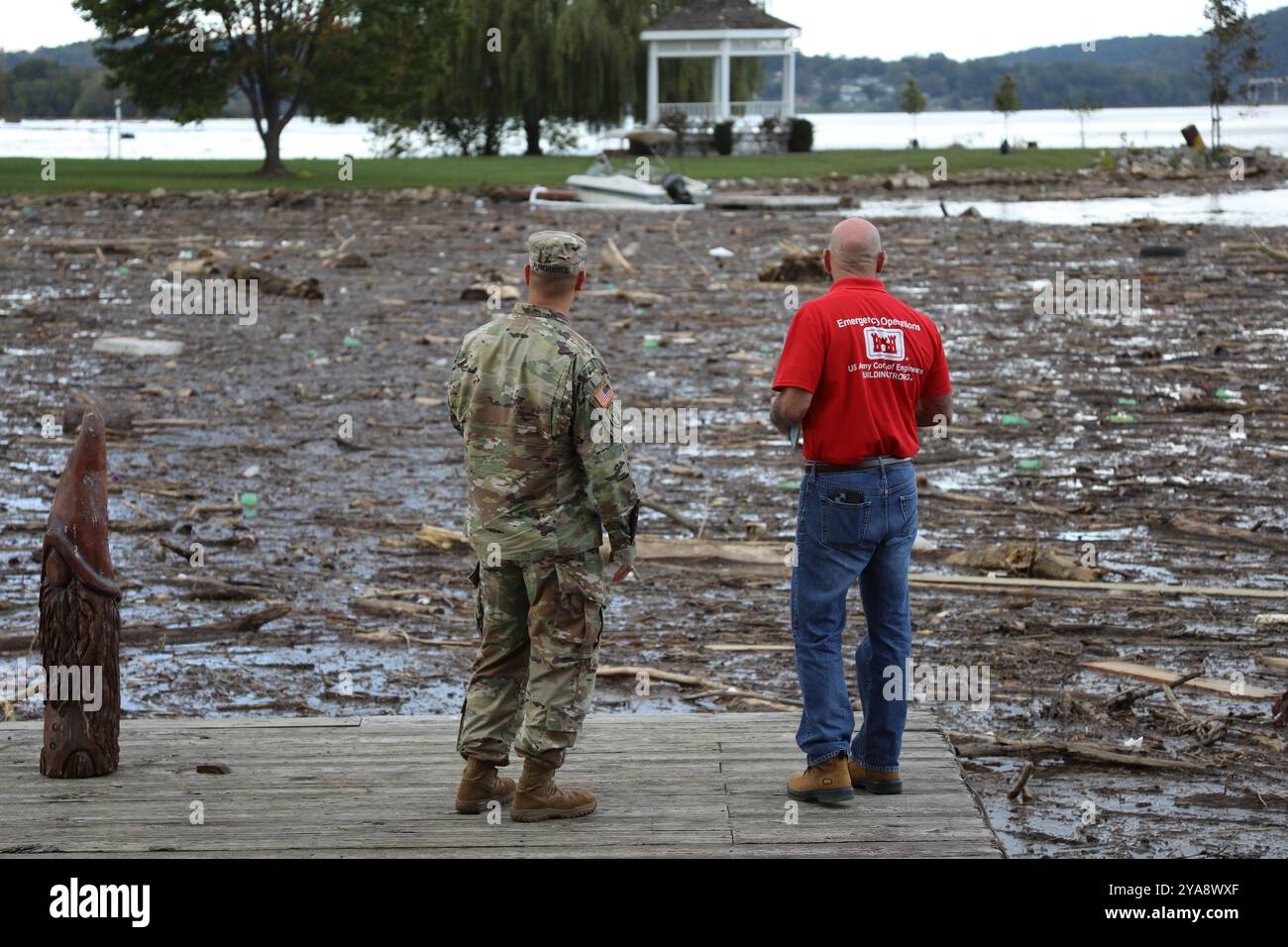 Dublino, Stati Uniti. 1 ottobre 2024. LTC Anthony Funkhouser, vice comandante dell'USACE Norfolk District, Left, e Robert Angrisani, capo della gestione delle emergenze, Norfolk District, valutano il campo di detriti che ostruisce il lago Claytor in seguito alle inondazioni dell'uragano Helene al Claytor Lake State Park, 1 ottobre 2024 a Dublino, Virginia. Crediti: Breeana Harris/US Army/Alamy Live News Foto Stock