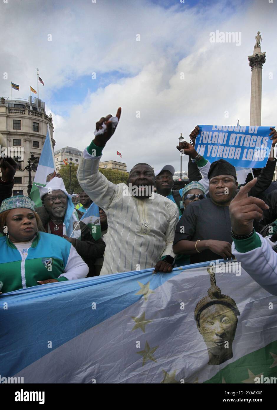 Londra, Inghilterra, Regno Unito. 12 ottobre 2024. I manifestanti gridano e cantano mentre marciano dietro uno striscione lungo Whitehall. I manifestanti chiedono la sovranità per la nazione Yoruba e l'indipendenza per Yorubaland nel sud-ovest della Nigeria. I manifestanti sono guidati da Chief SUNDAY ADEYEMO ''˜IGBOHO' . Essi sostengono che l'accordo firmato nel 1914 per amalgamare entrambe le colonie nel nord e nel sud della Nigeria per creare una nazione è scaduto dopo 100 anni. (Credit Image: © Martin Pope/ZUMA Press Wire) SOLO PER USO EDITORIALE! Non per USO commerciale! Foto Stock