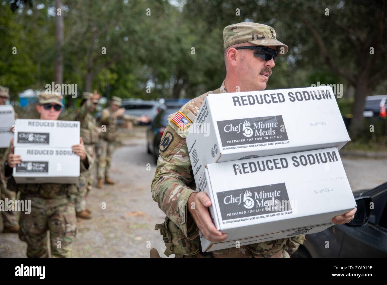 Bradenton, Stati Uniti. 11 ottobre 2024. I soldati della Guardia Nazionale dell'Esercito della Florida distribuiscono aiuti alimentari e acqua alle vittime dell'uragano Milton, 11 ottobre 2024 a Bradenton, Florida. Credito: Sergente Marc Morgenstern/US Army Photo/Alamy Live News Foto Stock