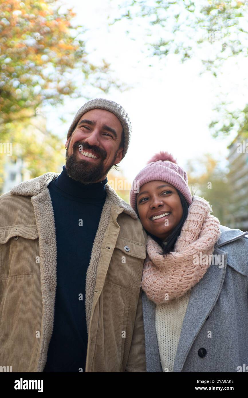 Ritratto di una bella coppia felice multirazziale all'aperto, giovane donna e uomo innamorato Foto Stock