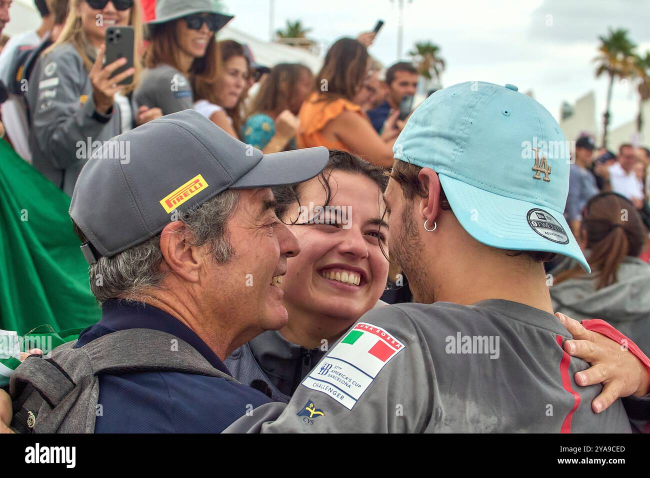 Barcellona, Spagna. 12 ottobre 2024. PPL PHOTO AGENCY - COPYRIGHT RISERVATO 2024 America's Cup - Barcellona, Spagna PWAC Race 5-8 gruppo A: Luna Rossa Prada Pirelli, ITA, vincitore: È tempo di abbracci con famiglie e tifosi PHOTO Credit: © Alexander Panzeri/PPL Credit: PPL Limited/Alamy Live News Foto Stock