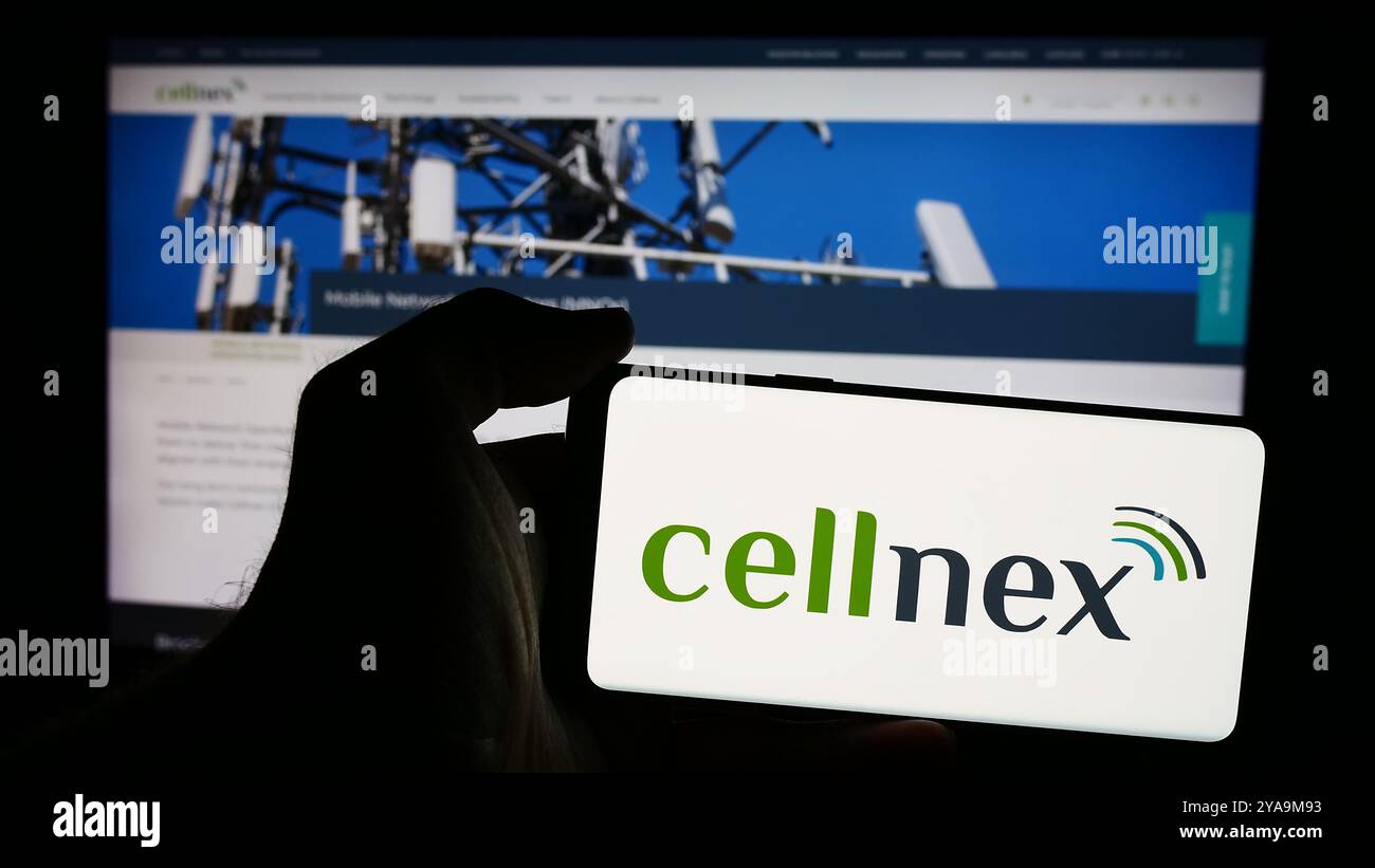 12 ottobre 2024: Stoccarda, Germania - 08-08-2024: Persona con smartphone con logo della società spagnola di telecomunicazioni Cellnex Telecom SA davanti al sito web. Mettere a fuoco il display del telefono. (Credit Image: © SOPA Images via ZUMA Press Wire) SOLO PER USO EDITORIALE! Non per USO commerciale! Foto Stock