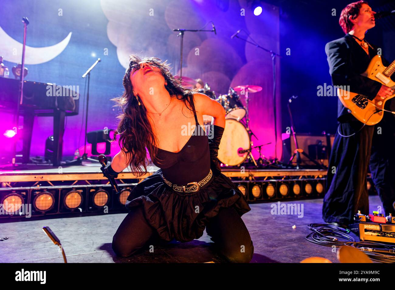 12 ottobre 2024, regno unito: ABIGAIL MORRIS di THE LAST DINNER PARTY - ( voce) della band inglese The Last Dinner Party che si esibisce a Mountford Hall , Liverpool UK (Credit Image: © Andy Von Pip/ZUMA Press Wire) SOLO USO EDITORIALE! Non per USO commerciale! Foto Stock