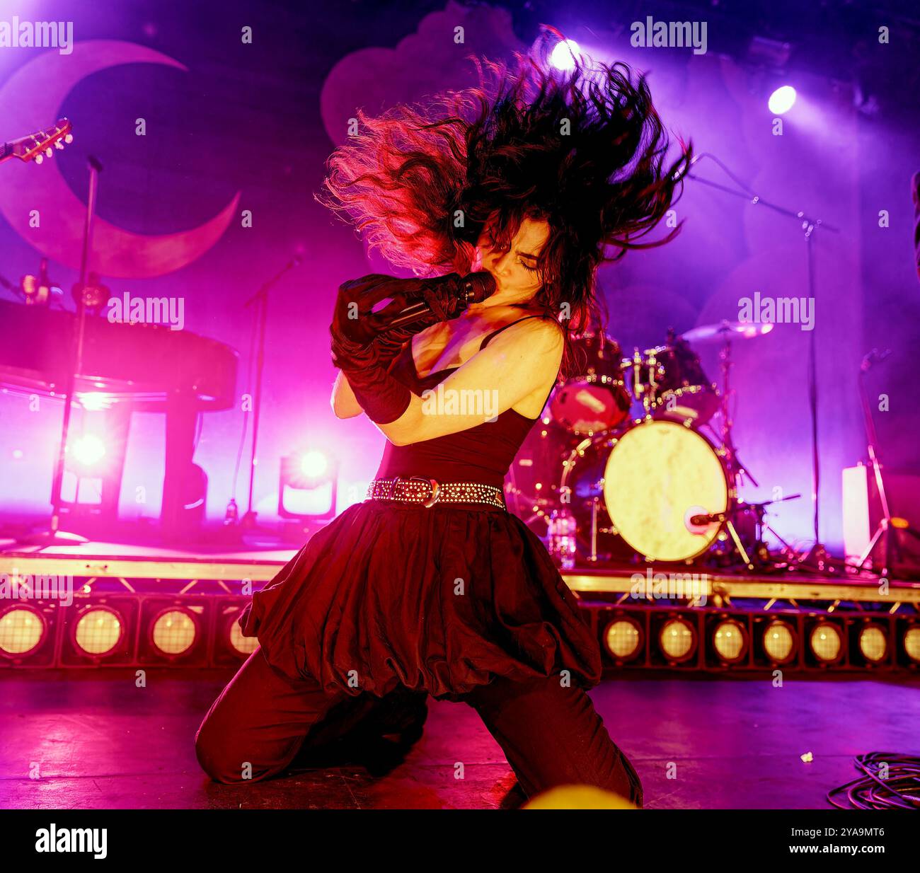 12 ottobre 2024, regno unito: ABIGAIL MORRIS di THE LAST DINNER PARTY - ( voce) della band inglese The Last Dinner Party che si esibisce a Mountford Hall , Liverpool UK (Credit Image: © Andy Von Pip/ZUMA Press Wire) SOLO USO EDITORIALE! Non per USO commerciale! Foto Stock