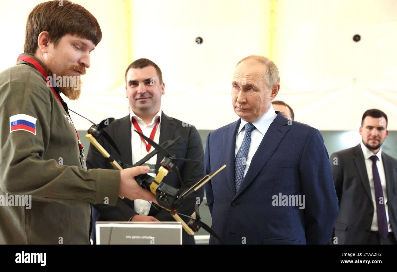 Visita allo Special Technology Centre. Il presidente russo Putin ha visitato lo Special Technology Centre (STC) di San Pietroburgo, un fornitore di veicoli aerei senza equipaggio, droni, sistemi di guerra elettronica e sistemi di comunicazione. Foto Stock