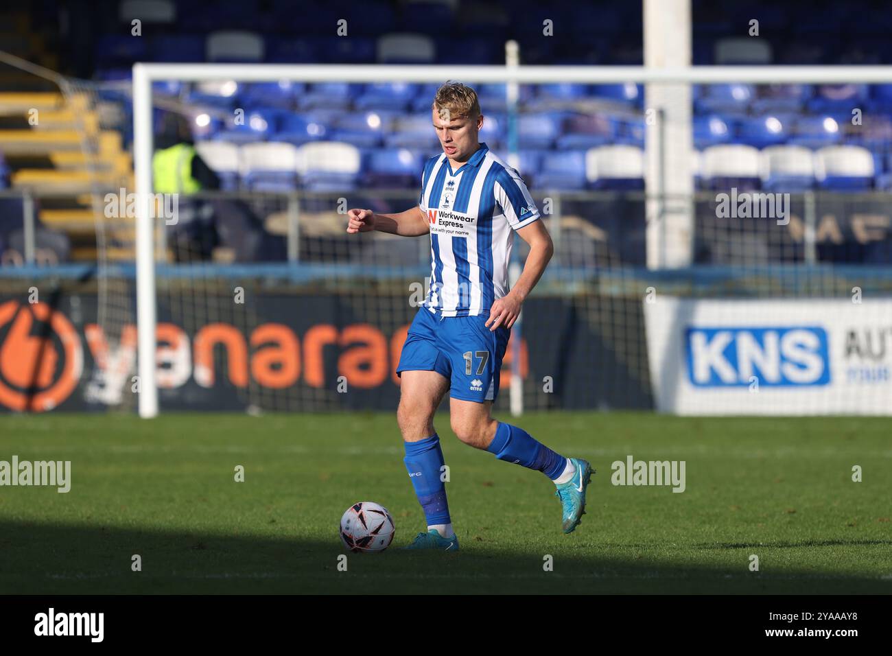 Billy Sass-Davies dell'Hartlepool United in azione durante la partita del quarto turno di qualificazione della fa Cup tra Hartlepool United e Brackley Town a Victoria Park, Hartlepool, sabato 12 ottobre 2024. (Foto: Mark Fletcher | mi News) crediti: MI News & Sport /Alamy Live News Foto Stock