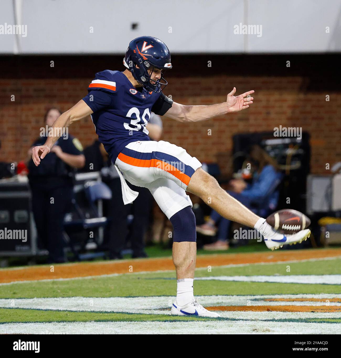 Charlottesville, Virginia, Stati Uniti. 12 ottobre 2024. Virginia Cavaliers P #38 Daniel Sparks riesce a segnare il pallone in trasferta durante la partita di football NCAA tra gli University of Virginia Cavaliers e i Louisville Cardinals allo Scott Stadium di Charlottesville, Virginia. Justin Cooper/CSM/Alamy Live News Foto Stock