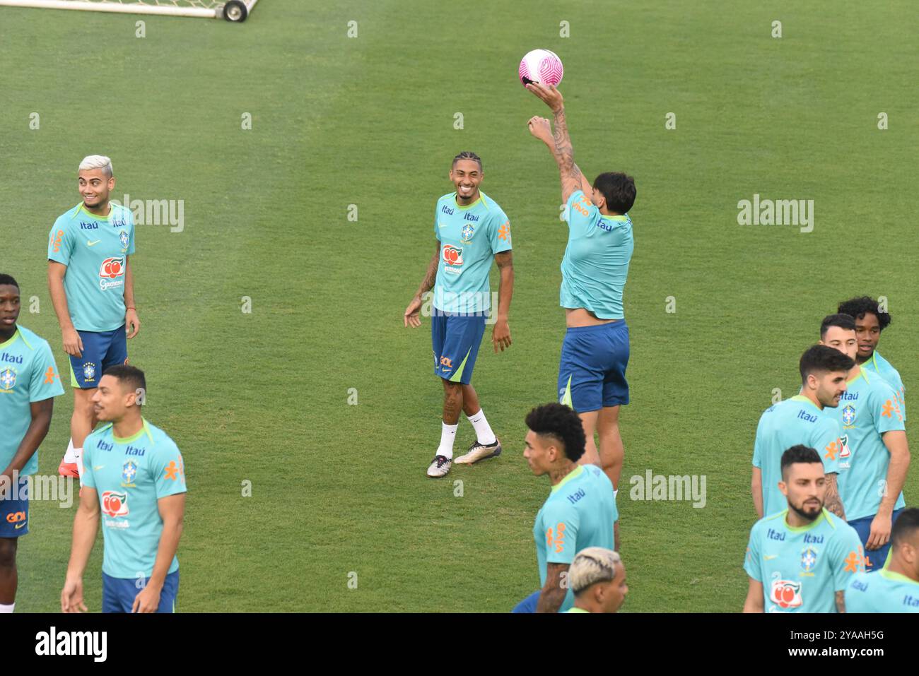 La squadra brasiliana ha tenuto la sua prima sessione di allenamento sul suolo brasiliano questo sabato pomeriggio (12) allo stadio Bezerrão. La squadra brasiliana si sta preparando per la partita delle qualificazioni alla Coppa del mondo che si svolgerà martedì (15) contro la squadra peruviana all'Arena BRB. Caior Rocha (Caior Rocha/SPP) credito: SPP Sport Press Photo. /Alamy Live News Foto Stock