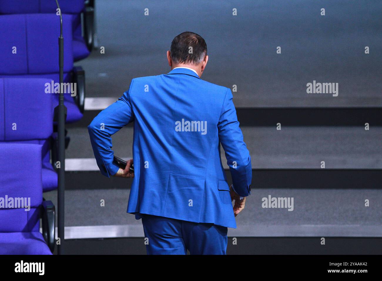 Berlin, Deutschland, 10.10.2024: Deutscher Bundestag: 191. Bundestagssitzung: Tino Chrupalla, AfD, geht raus *** Berlino, Germania, 10 10 2024 Bundestag tedesco 191 sessione del Bundestag Tino Chrupalla, AfD, esce Copyright: XdtsxNachrichtenagenturx dts 48615 Foto Stock