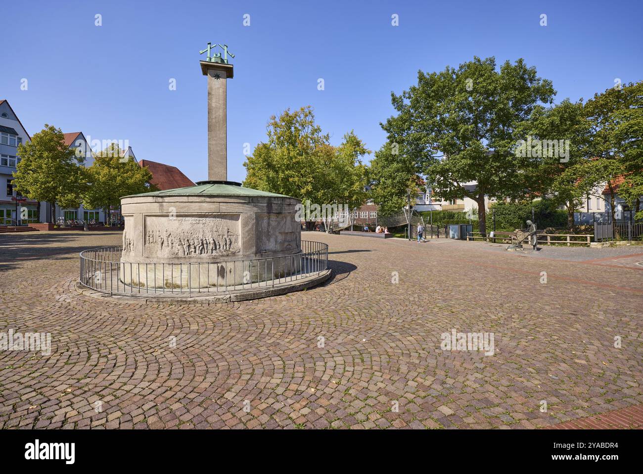 Sorgente di acqua salata sulla piazza Salzhof sotto un cielo azzurro e nuvoloso nel centro di Bad Salzuflen, Lippe, Renania settentrionale-Vestfalia, Germania, e Foto Stock