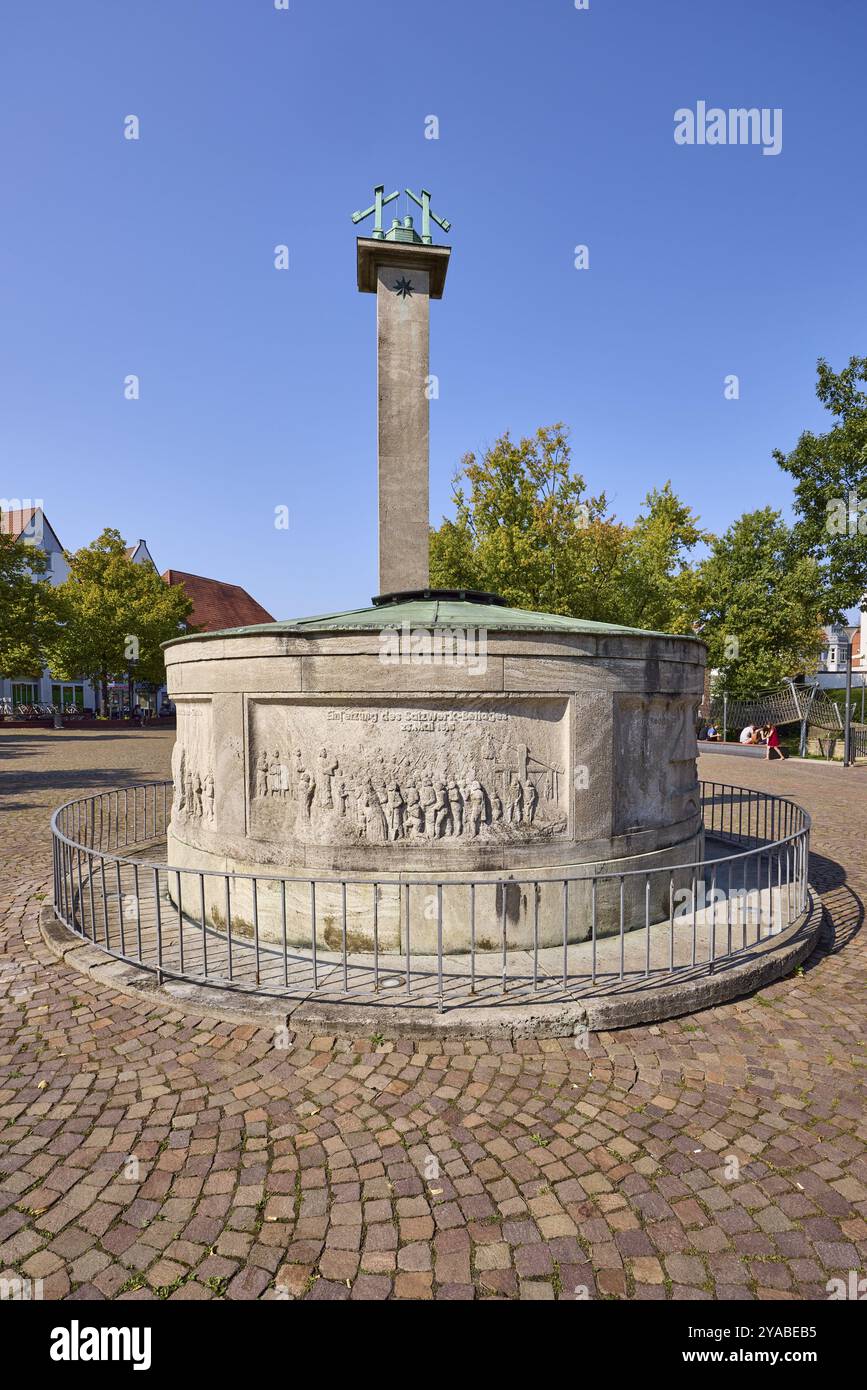Sorgente di acqua salata sulla piazza Salzhof sotto un cielo azzurro e nuvoloso nel centro di Bad Salzuflen, Lippe, Renania settentrionale-Vestfalia, Germania, e Foto Stock