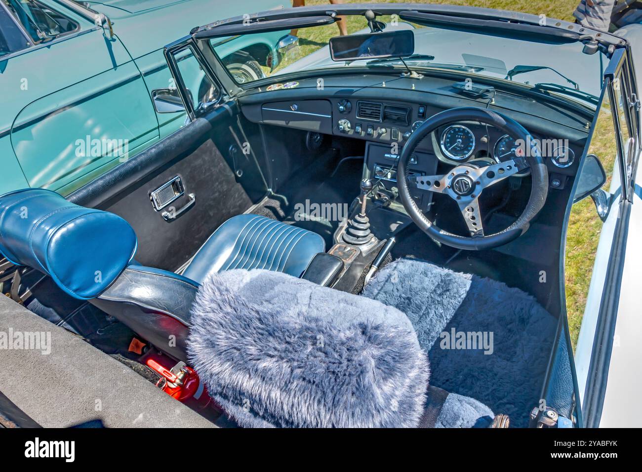 Cabina di un classico roadster MGB degli anni '1970. Foto Stock