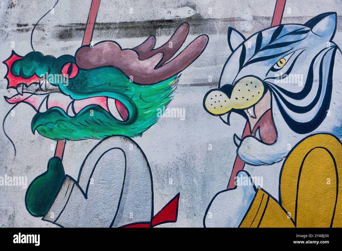 Un murale al Santuario della luce Serenissima, un tempio cinese nella zona della città Vecchia di Phuket, Thailandia, che mostra i partecipanti mascherati in una processione Foto Stock