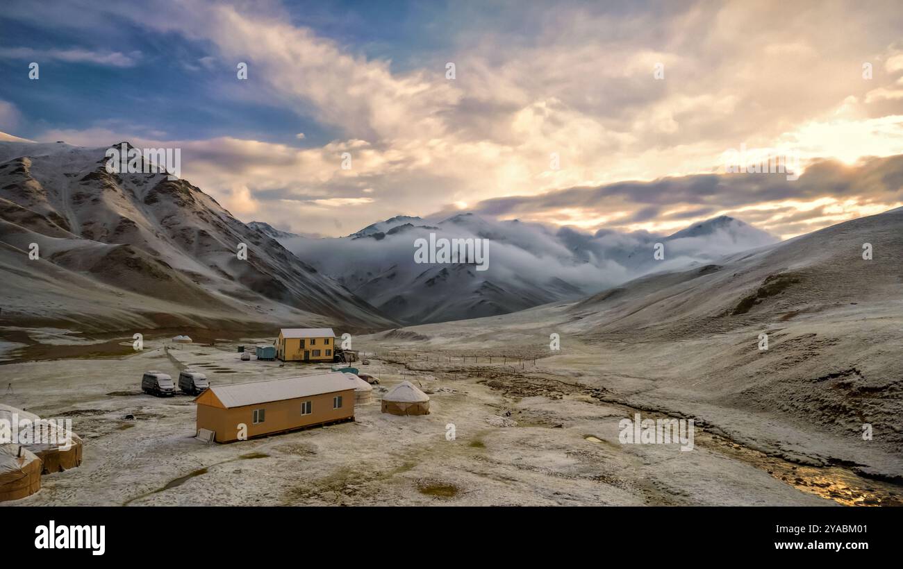 Neve a Tash Rabat Caravanserai in Kirghizistan Foto Stock