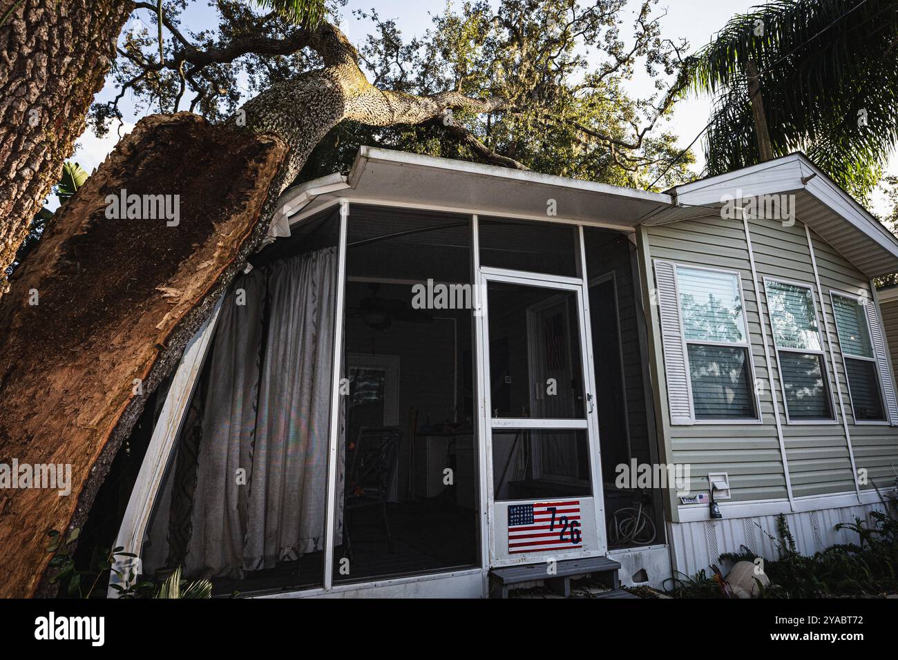 Dade City, Florida, Stati Uniti. 12 ottobre 2024. I danni alle case fabbricate nella sezione posteriore del Sawmill Camping Resort Co-op hanno subito gravi danni a causa degli impatti dell'uragano Milton. (Credit Image: © Dave Decker/ZUMA Press Wire) SOLO PER USO EDITORIALE! Non per USO commerciale! Foto Stock