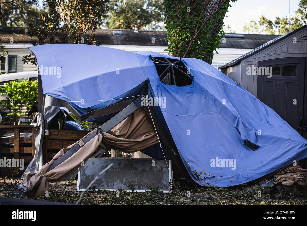 Dade City, Florida, Stati Uniti. 12 ottobre 2024. I danni alle case fabbricate nella sezione posteriore del Sawmill Camping Resort Co-op hanno subito gravi danni a causa degli impatti dell'uragano Milton. (Credit Image: © Dave Decker/ZUMA Press Wire) SOLO PER USO EDITORIALE! Non per USO commerciale! Foto Stock