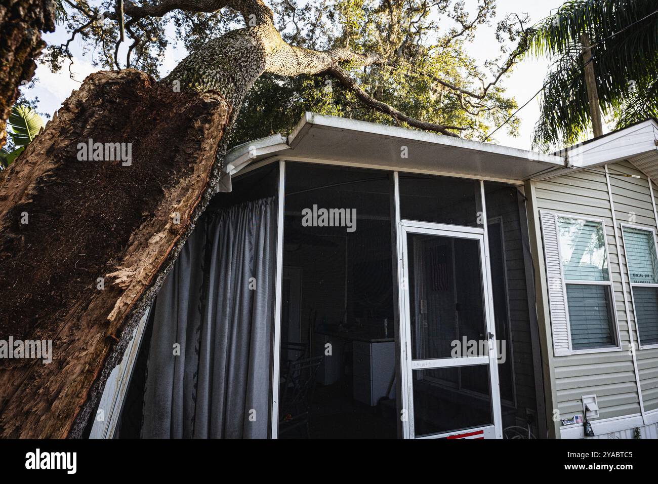 Dade City, Florida, Stati Uniti. 12 ottobre 2024. I danni alle case fabbricate nella sezione posteriore del Sawmill Camping Resort Co-op hanno subito gravi danni a causa degli impatti dell'uragano Milton. (Credit Image: © Dave Decker/ZUMA Press Wire) SOLO PER USO EDITORIALE! Non per USO commerciale! Foto Stock