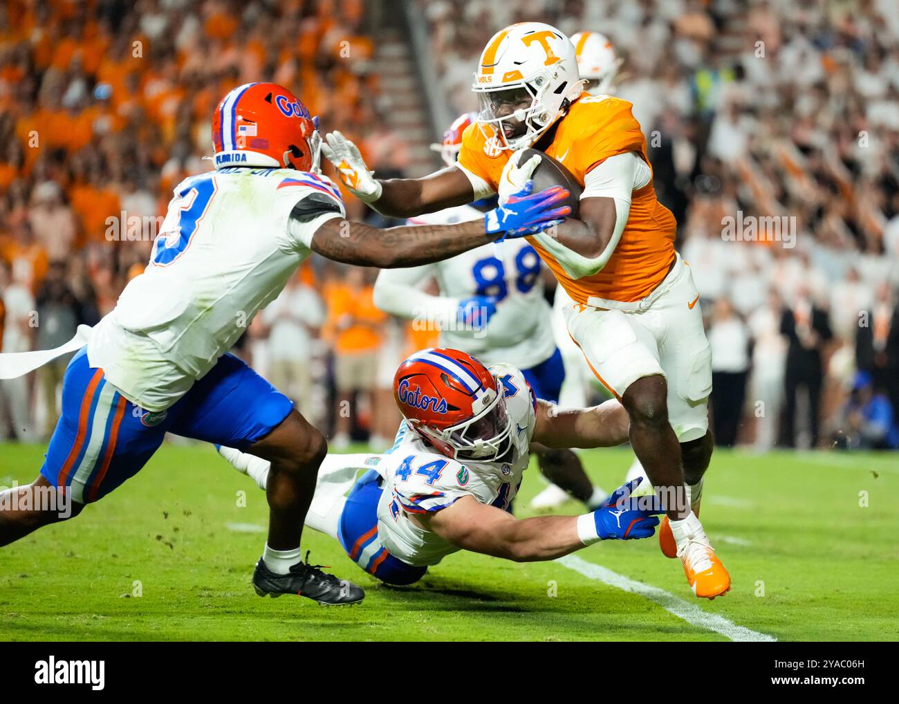 12 ottobre 2024: Dylan Sampson n. 6 dei Tennessee Volunteers corre la palla mentre inseguito da Jason Marshall Jr. N. 3 e Jack Pyburn n. 44 dei Florida Gators durante la partita di football NCAA tra gli University of Tennessee Volunteers e gli University of Florida Gators al Neyland Stadium di Knoxville Tennessee Tim Gangloff/CSM Foto Stock