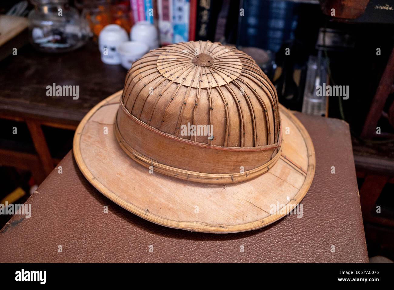 Un cappello unico fatto di legno probabilmente usato dai cacciatori Foto Stock