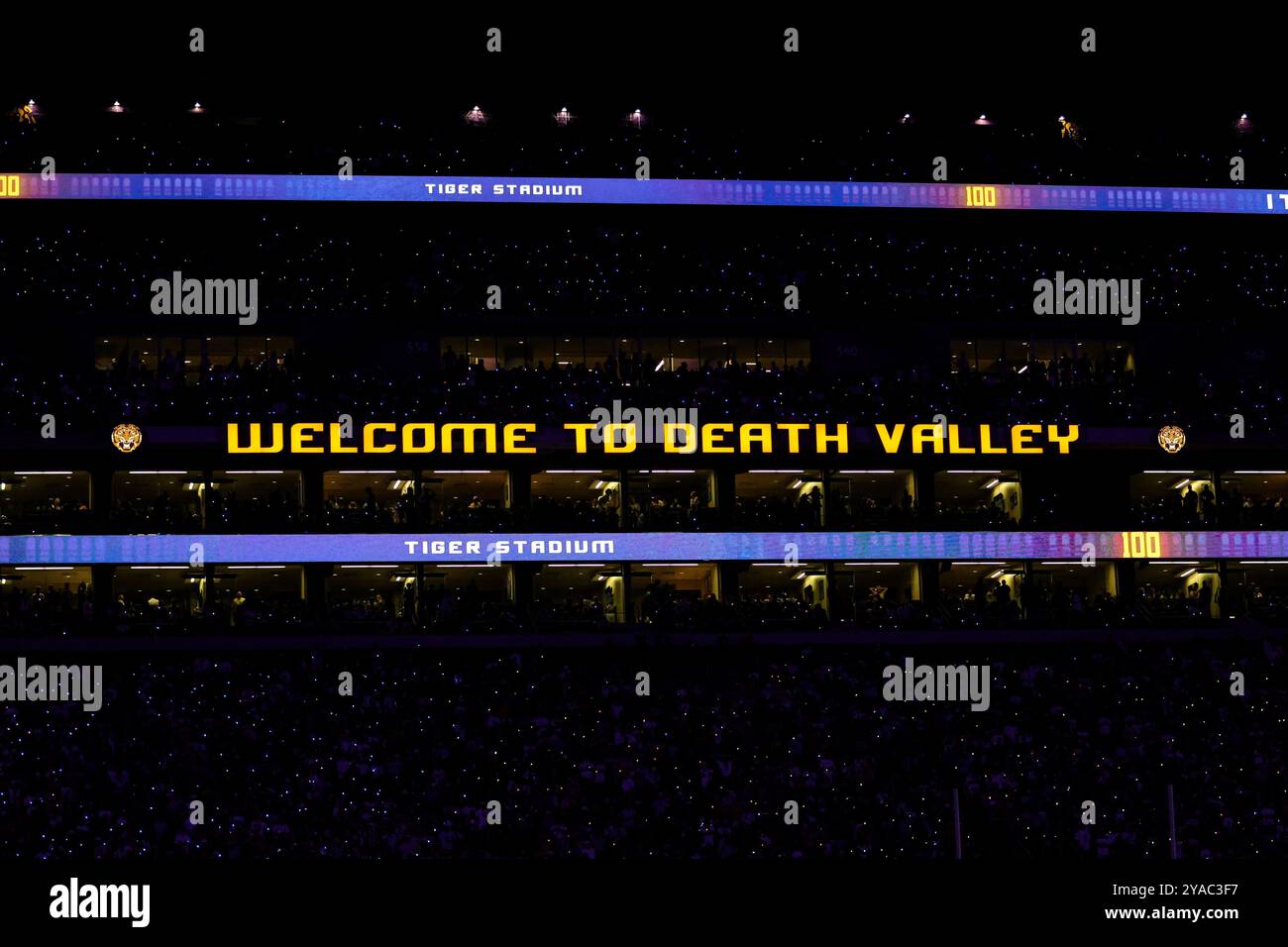 Baton Rouge, LOUISIANA, Stati Uniti. 12 ottobre 2024. Il cartello del LSU Tiger Stadium si illumina al buio durante la partita di calcio NCAA tra gli Ole Miss Rebels e gli LSU Tigers al Tiger Stadium di Baton Rouge, LOUISIANA. Jonathan Mailhes/CSM/Alamy Live News Foto Stock