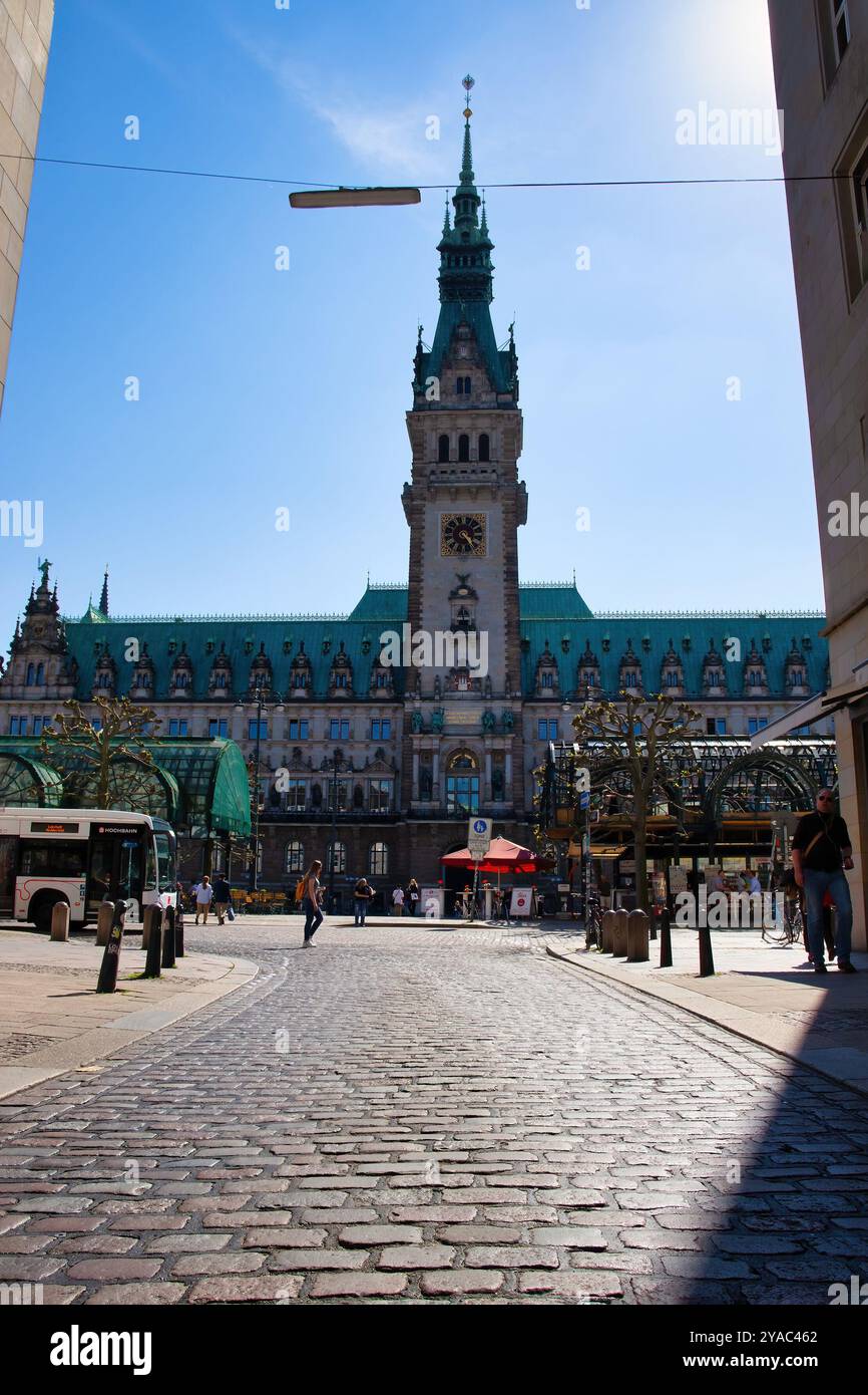 Amburgo, Germania - 31 maggio 2021: Strada acciottolata che conduce al fronte del Rathaus, municipio, ad Amburgo, Germnay. Foto Stock