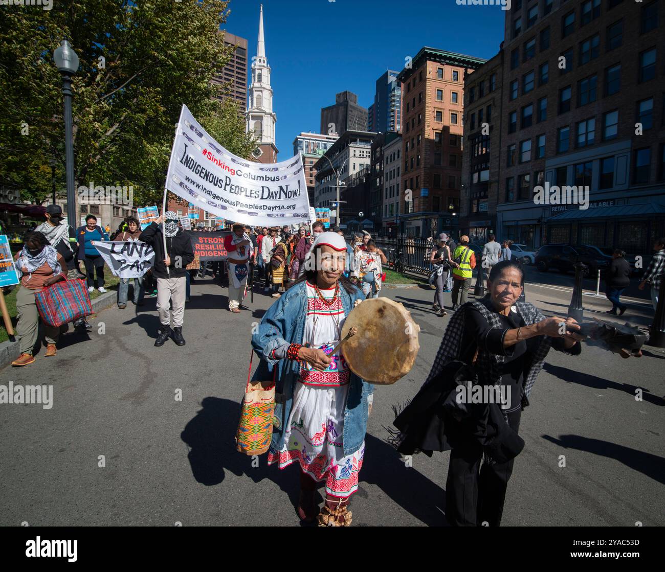 Boston, Massachusetts, Stati Uniti. 12 ottobre 2024. Marzo per la giornata dei popoli indigeni. Circa 100 nativi americani (indigeni) si sono riuniti al Boston Common nel centro di Boston e hanno marciato attraverso il centro della città a sostegno della "giornata dei popoli indigeni" in sostituzione della festa nazionale chiamata Columbus Day il secondo lunedì di ottobre di ogni anno. La marcia, guidata da Rosalla, una donna indigena che batte un tamburo, lungo Tremont Street lungo il Common. Crediti: Chuck Nacke / Alamy Live News Foto Stock