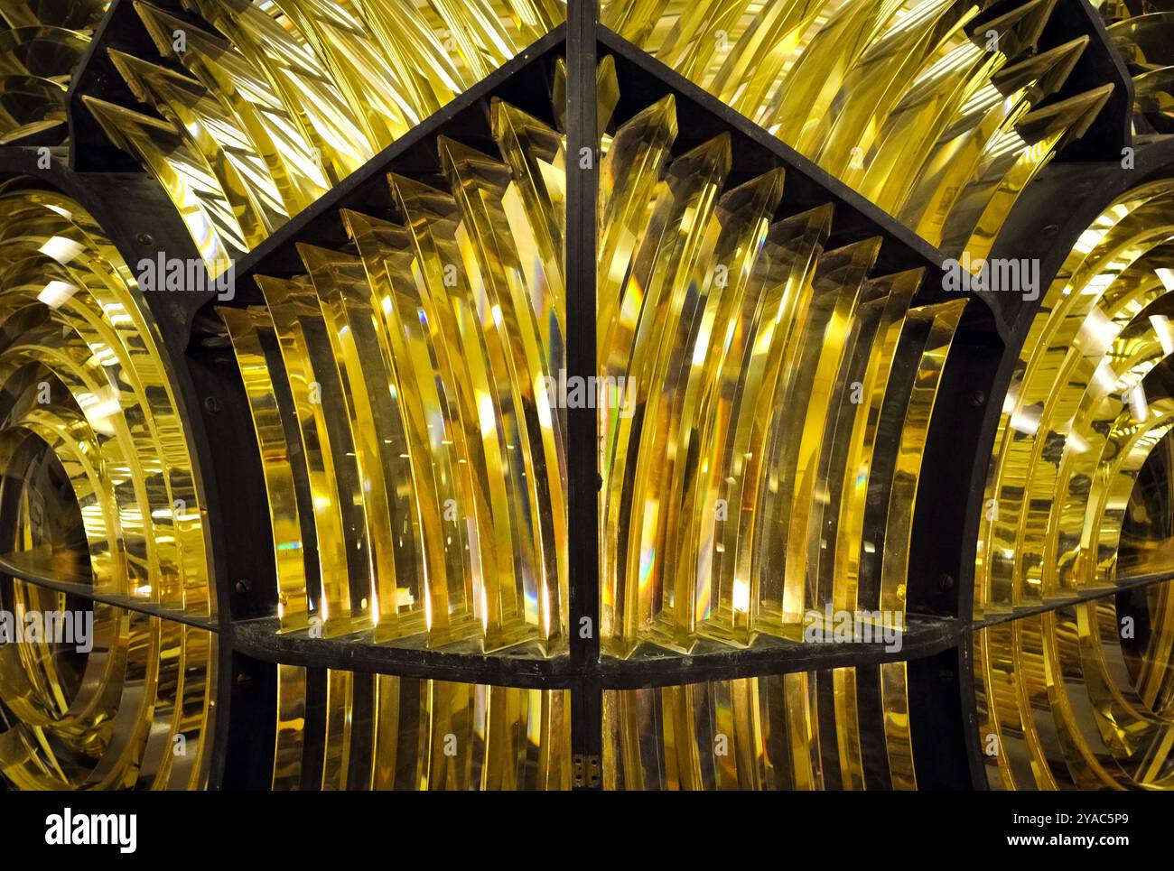 Foto ravvicinate di una luce del faro. Lenti, aiuti alla navigazione nautica, ottiche, faro. Foto Stock