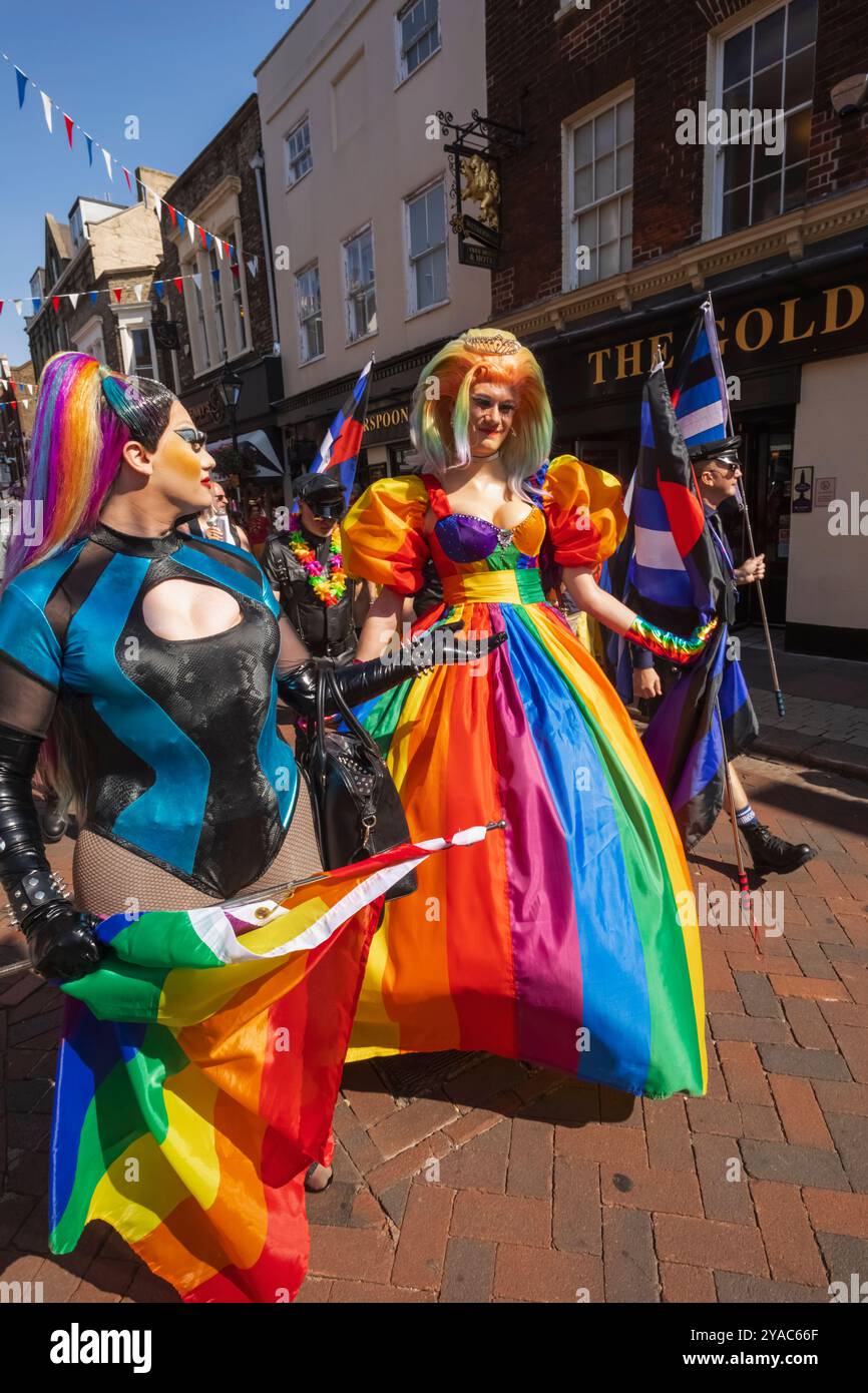 Inghilterra, Kent, Rochester, Rochester Pride Festival di Rochester, partecipanti alla sfilata colorata Foto Stock