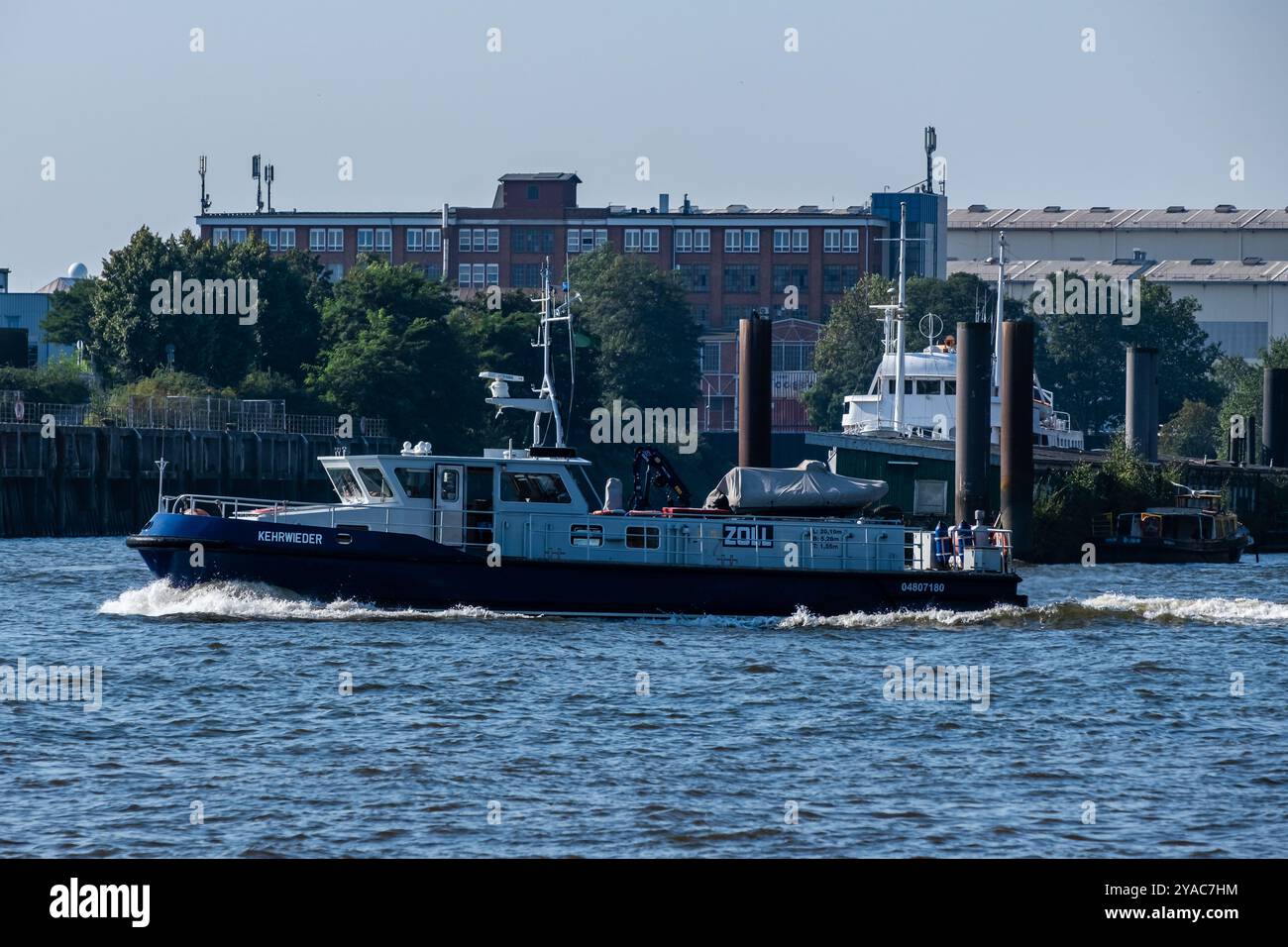Amburgo, Germania - 09 05 2024: Un battello doganale sull'Elba nel porto di Amburgo Foto Stock