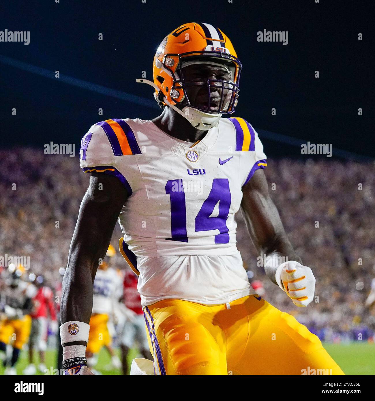 12 ottobre 2024: Baton Rouge, Louisiana, USA: Il tight end dei LSU Tigers TREY'DEZ GREEN (14) reagisce dopo un touchdown durante la partita tra gli Ole Miss Rebels e i LSU Tigers al Tiger Stadium di Baton Rouge. I Tigers vincono 29-26. (Immagine di credito: © Jerome Hicks/ZUMA Press Wire) SOLO PER USO EDITORIALE! Non per USO commerciale! Foto Stock