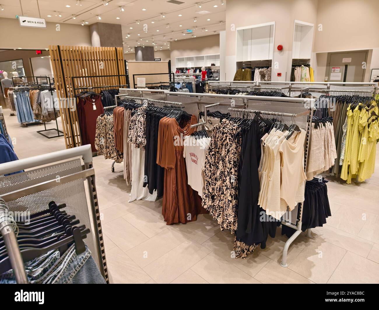 KUALA LUMPUR, MALESIA - 28 AGOSTO 2024: Negozio di marca HM nel grande centro commerciale Foto Stock