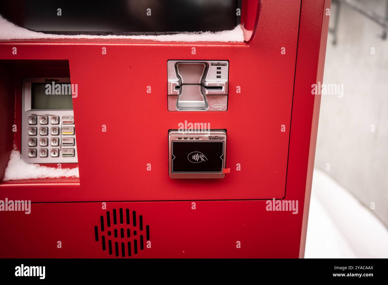 Gothenburg, Svezia - 7 marzo 2023: Lettori di schede e tastierino numerico di una macchina utilizzata per ordinare alimenti Foto Stock