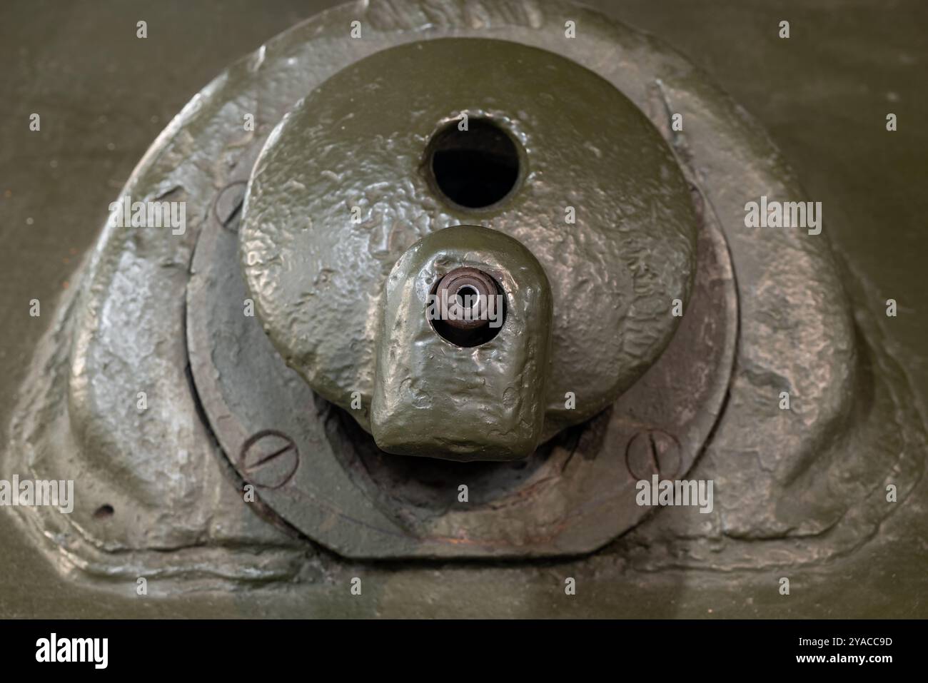 Dettaglio ravvicinato del supporto anteriore della mitragliatrice su un carro armato sovietico T34-85 della seconda guerra mondiale. Ottobre 2024. Foto Stock