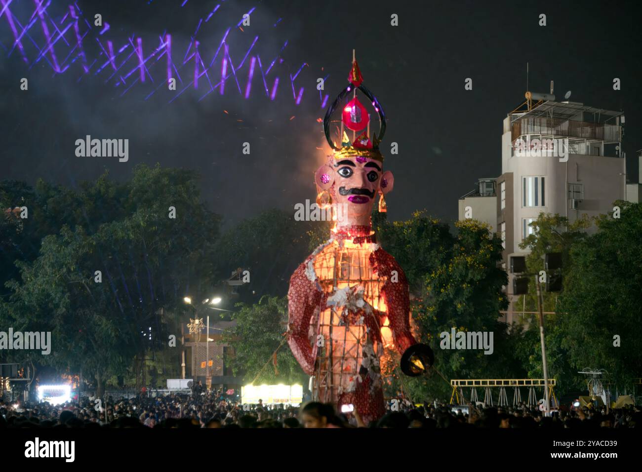 Rajkot, Gujarat, India. 12 ottobre 2024. Ritratto dello spettacolo di luci laser con statua in fiamme. Crediti: Nasirkhan Davi/Alamy Live News Foto Stock