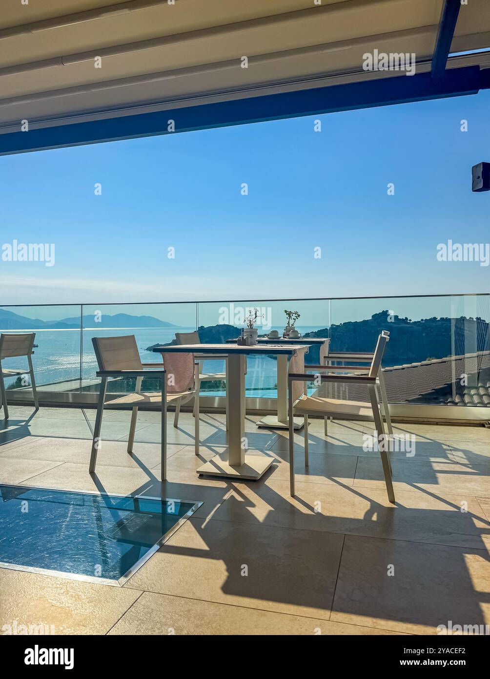 terrazza con vista sul mare e sulle montagne sotto un cielo azzurro. Foto di alta qualità Foto Stock