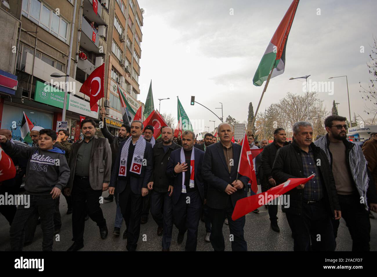 Gaziantep, Turkiye. 31 dicembre 2023. Una folla si riunisce a Gaziantep a sostegno dei palestinesi e per opporsi ai continui attacchi israeliani alla Striscia di Gaza. I partecipanti hanno sventolato la bandiera palestinese accanto a quella turca, mentre commemoravano le vittime dei recenti attentati nel nord dell'Iraq Foto Stock