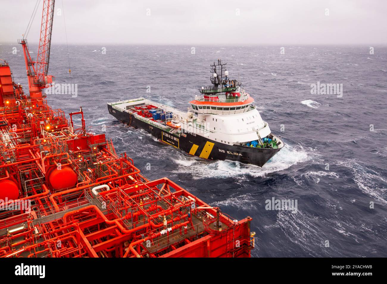 Nave di approvvigionamento accanto a un FPSO per il petrolio e il gas nel mare del nord Foto Stock