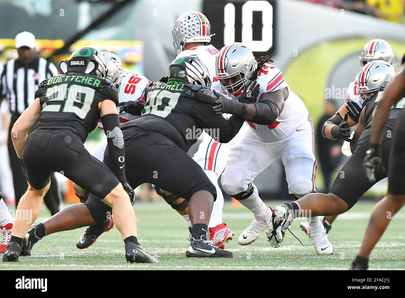 12 ottobre 2024: L'offensive lineman degli Ohio State Buckeyes Donovan Jackson (74) tenta di tenere fuori l'Oregon defensive lineman Jamaree Caldwell (90) durante la partita di football NCAA tra gli Ohio State Buckeyes e gli Oregon Ducks a Eugene, Oregon. L'Oregon sconfisse l'Ohio State 32-31. Steve Faber/CSM (immagine di credito: © Steve Faber/Cal Sport Media) Foto Stock