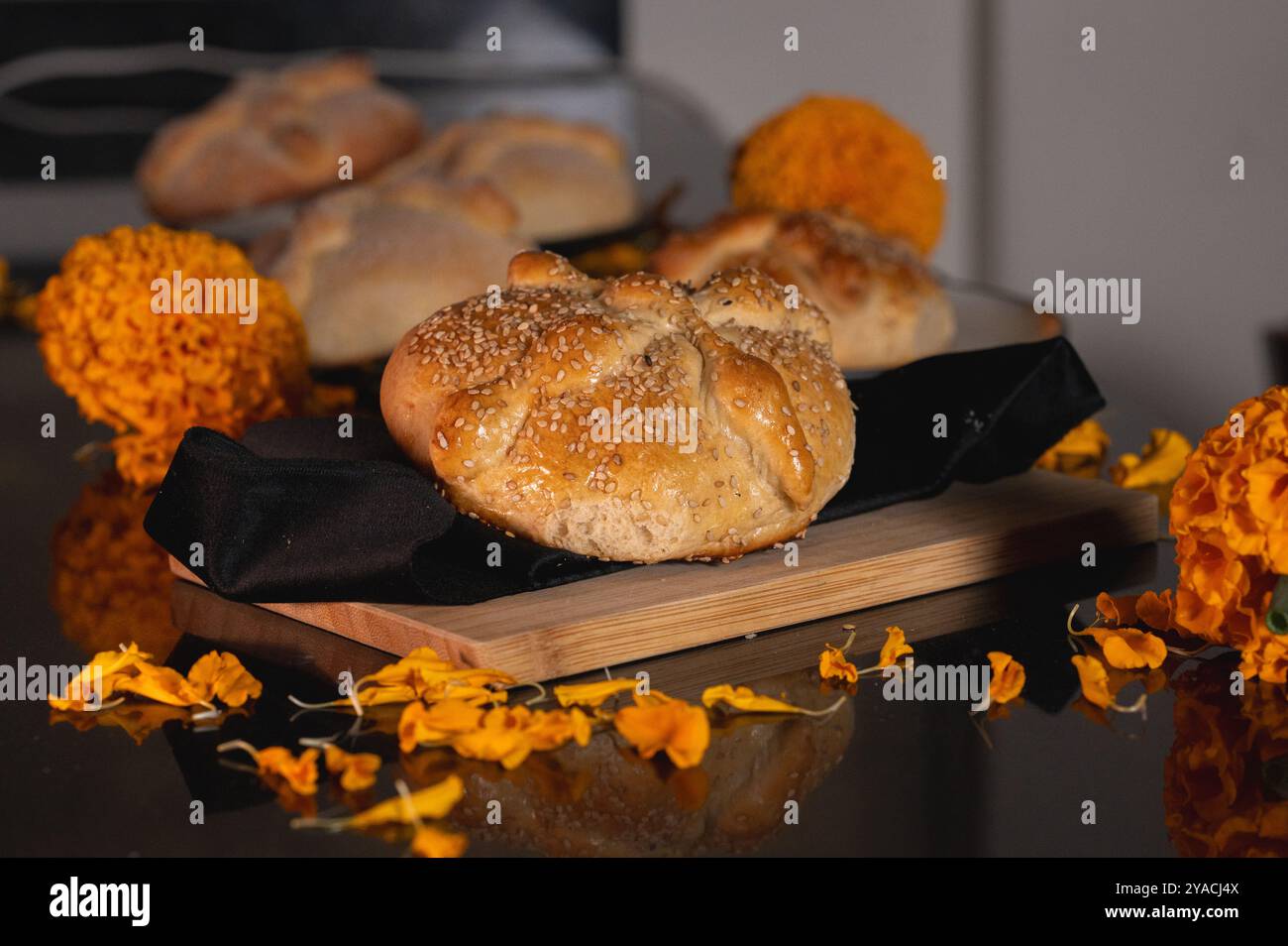 Pan de Muerto. Tipico pane dolce messicano che viene consumato nella stagione del giorno dei morti. È un elemento principale negli altari e nelle offerte in Foto Stock