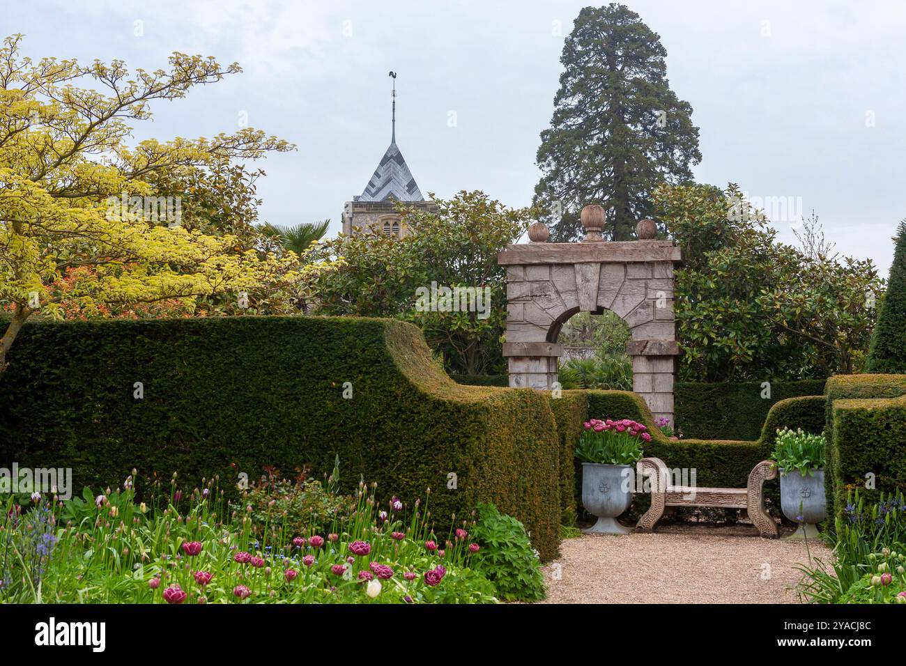 Giardino floreale formale, Castello di Arundel, West Sussex, Regno Unito, con la torre della chiesa parrocchiale di San Nicola Foto Stock